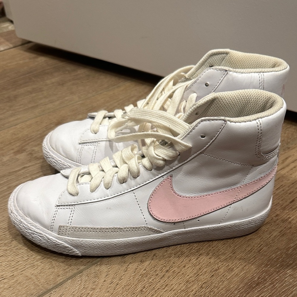 Nike Women's White and Pink Sneakers